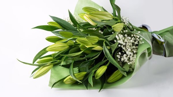 Ανθοδέσμη Με 4 Λευκά Oriental (Λίλιουμ), Φύλλωμα & Γυψόφυλλο